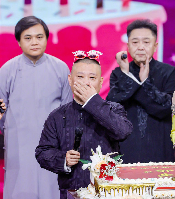 郭德纲|郭德纲迎49岁生日,徒弟花式送祝福,师徒亲疏远近一目了然