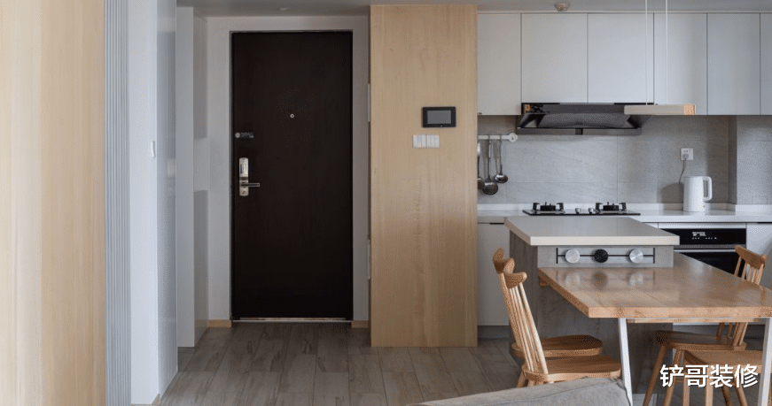 用实木打造极简空间，扭转采光微弱的缺陷，这才是年轻人该有的家