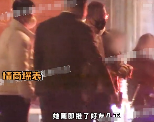 章子怡|汪峰带老婆去酒吧,章子怡被指喝到烂醉,街上手舞足蹈还推搡友人