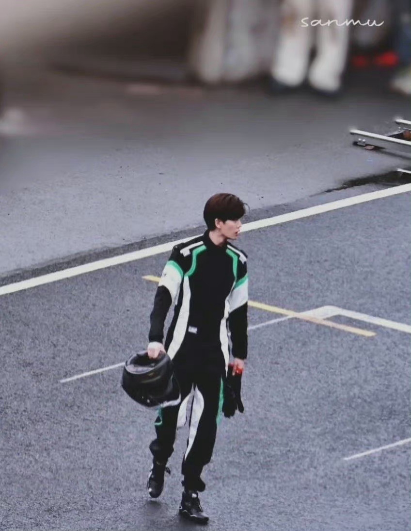 任嘉伦|任嘉伦《暮色心约》造型释出，赛车服配头盔超霸气，大片即视感