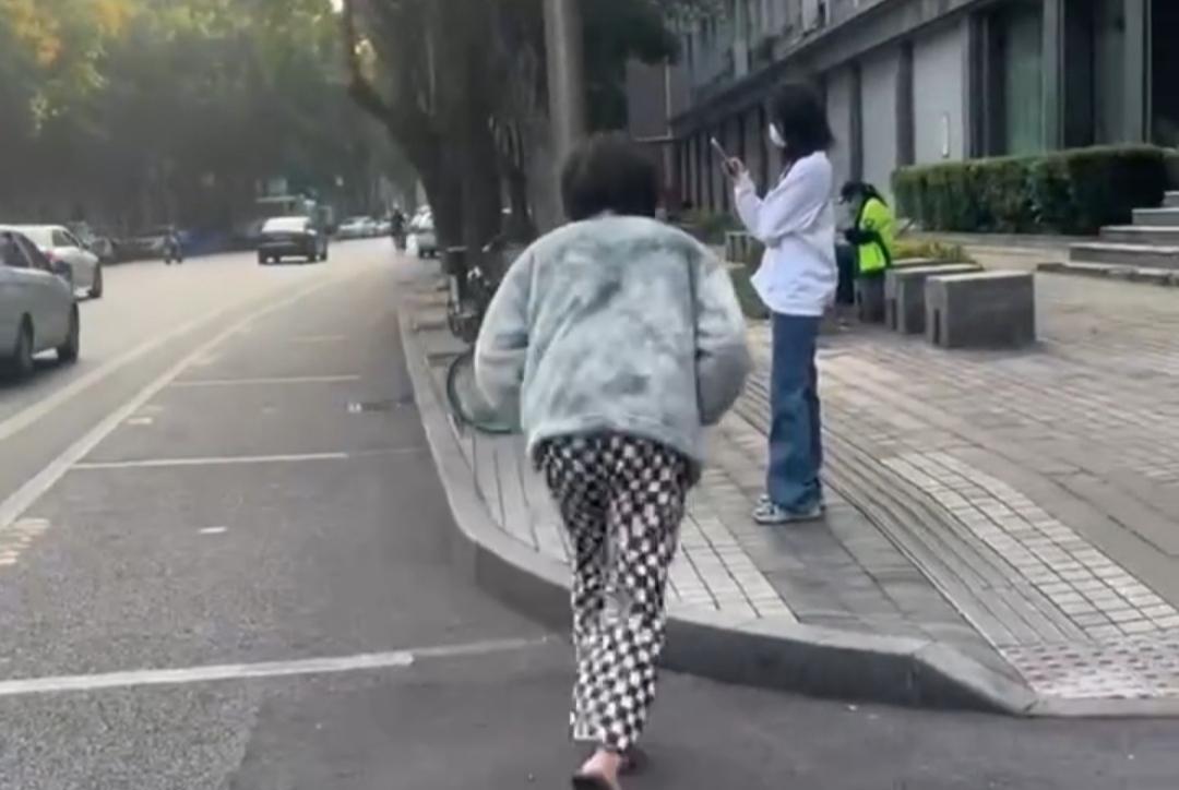 成都小伙打算在路边搭讪,决心10秒拿下陌生女子,几万人围观