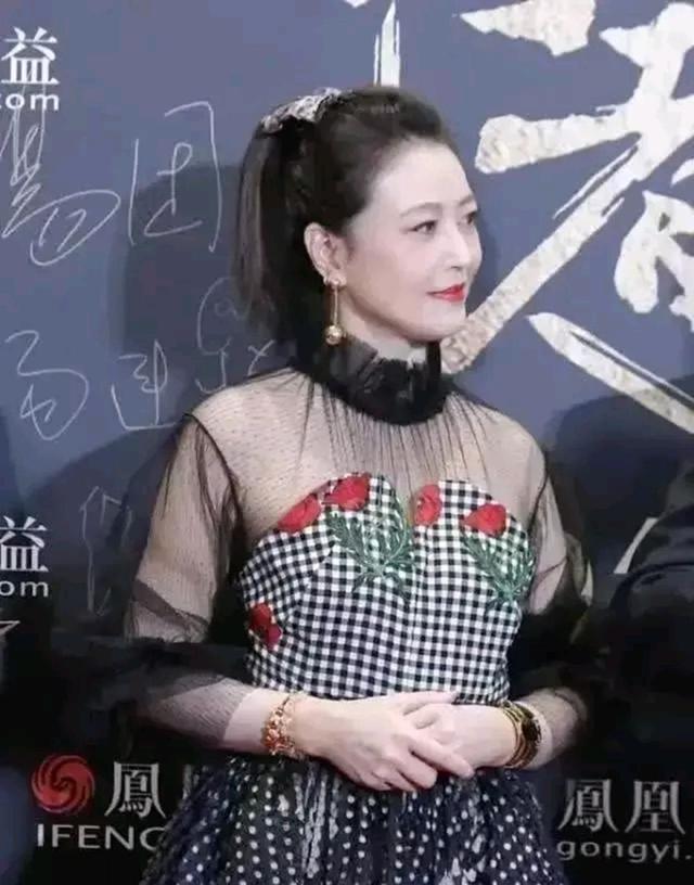 蔡依林|“不婚主义”周海媚：未生养过子女的她，55岁好似18岁少女