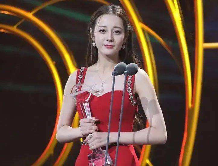 迪丽热巴|殷桃跟热巴:同框名场面出圈,时隔五年夺回金鹰视后,这才是真实力