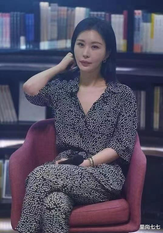 穿衣搭配 田朴珺的脸也僵了，现身新书发布会打扮却太小女人，嘴巴也凸了