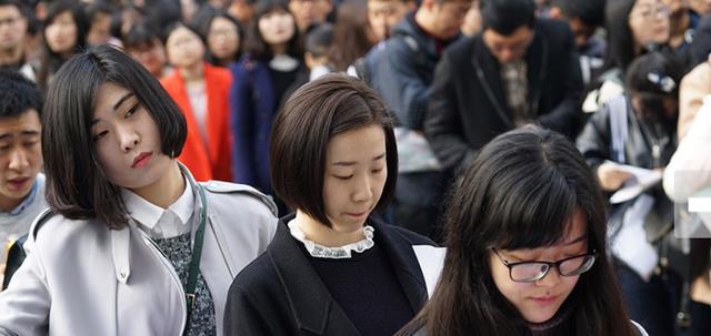 95后|95后考上公务员,直呼换了个妈似的,网友感叹:体制内真吃香!