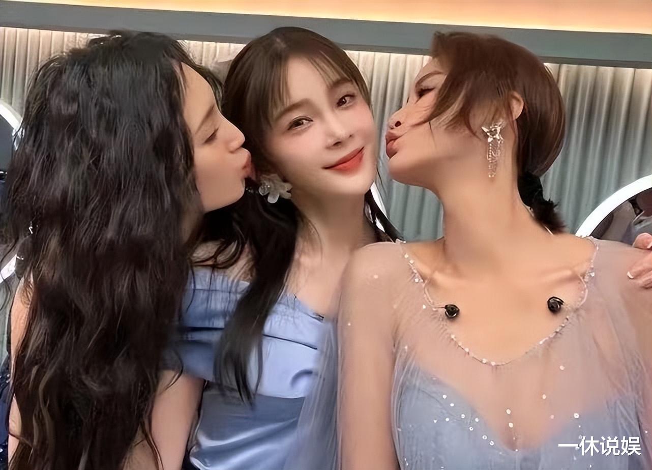 赵樱子|《乘风破浪》赵樱子晒出与姐姐们的合照，网友调侃整容后少了灵气