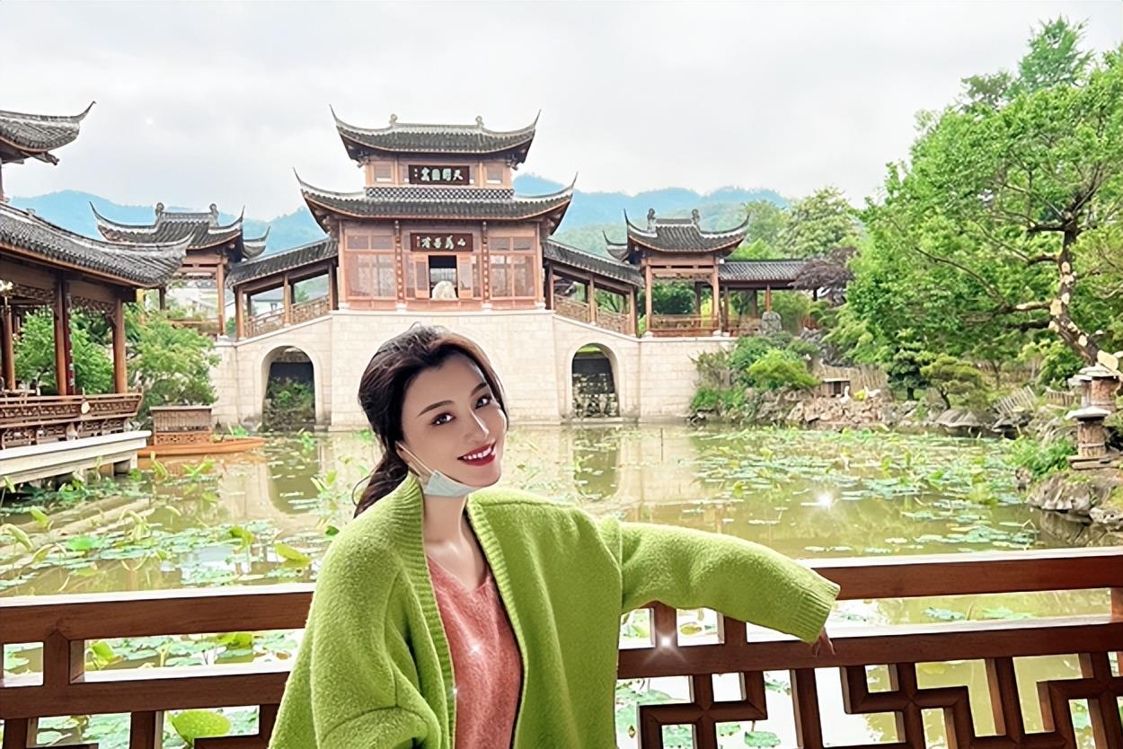 葛天|刘翔前妻葛天晒生活私照,光脚坐地上身后玫瑰抢眼,一双长腿超细