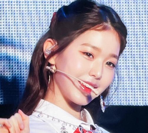 吴琼|张元英的公主头造型太美了，在舞台上闪闪发光，水光肌有些难看