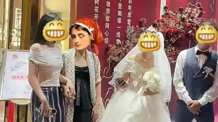 女子2人偶遇婚宴，干脆随礼200元，吃席去！新郎新娘欣然同意，还邀两人一起去KTV唱歌