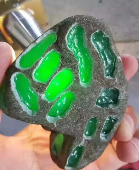 翡翠|不可能吧?一小块翡翠原石,能换来好几台法拉利