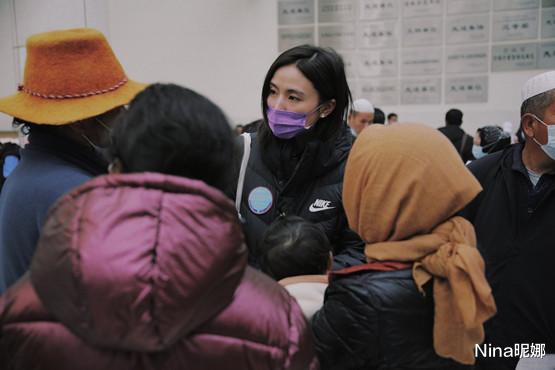 李亚鹏|不愧是李亚鹏的菜，金喜穿卫衣在家教女儿弹琴，侧颜简直就是年轻王菲翻版