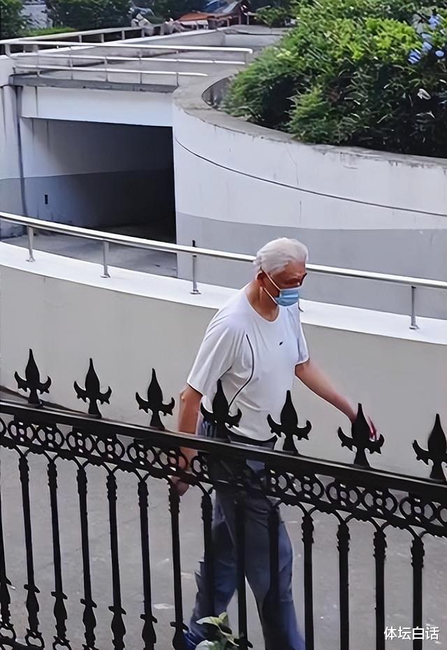 姚明 42岁姚明健康引担忧！亮相球赛体重至400斤，衣着宽松赘肉藏不住