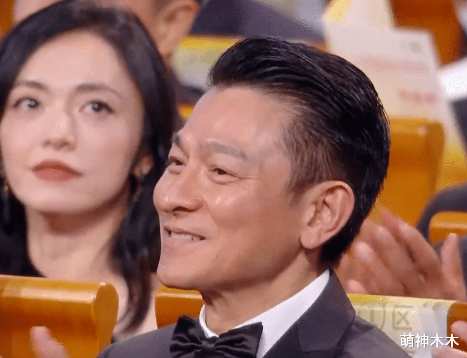 倪妮|金鸡奖明星台下反应：吴京陪跑低头掩饰情绪，倪妮为奚美娟欢呼