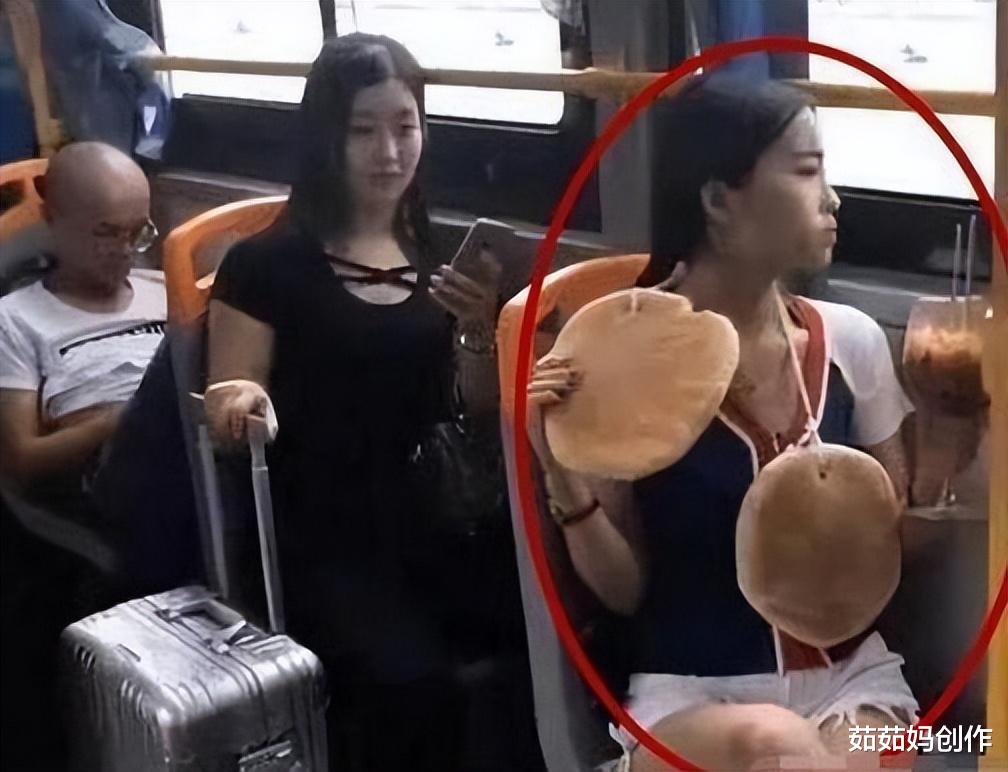 |大姐为了美观也是拼了，这么勒着不觉得闷吗？