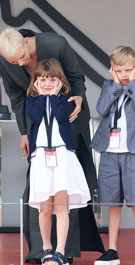 西装 摩纳哥王妃时隔一年半终于复出！超短发配灰西装好美，瘦得脱相了