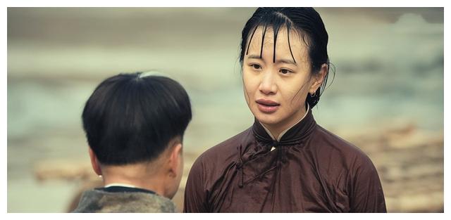 明星素颜|李梦素颜穿吊带泳装下水!一双大长腿格外吸睛,网友:好羡慕这腿