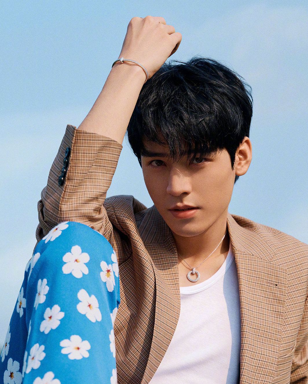 杨紫|龚俊越来越有魅力了!白衣少年风度翩翩,他好像知道自己很帅