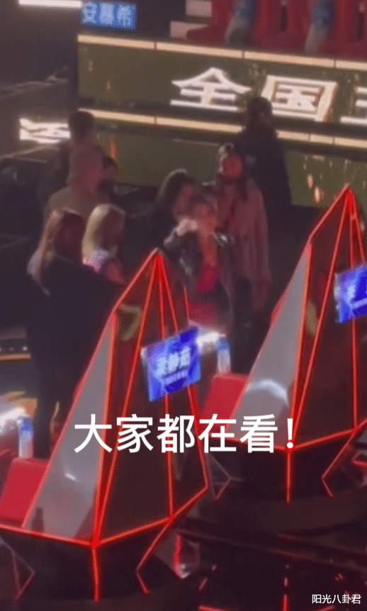 李玟|中国好声音录制现场爆发冲突，李玟罕见震怒，公开质疑节目组黑幕