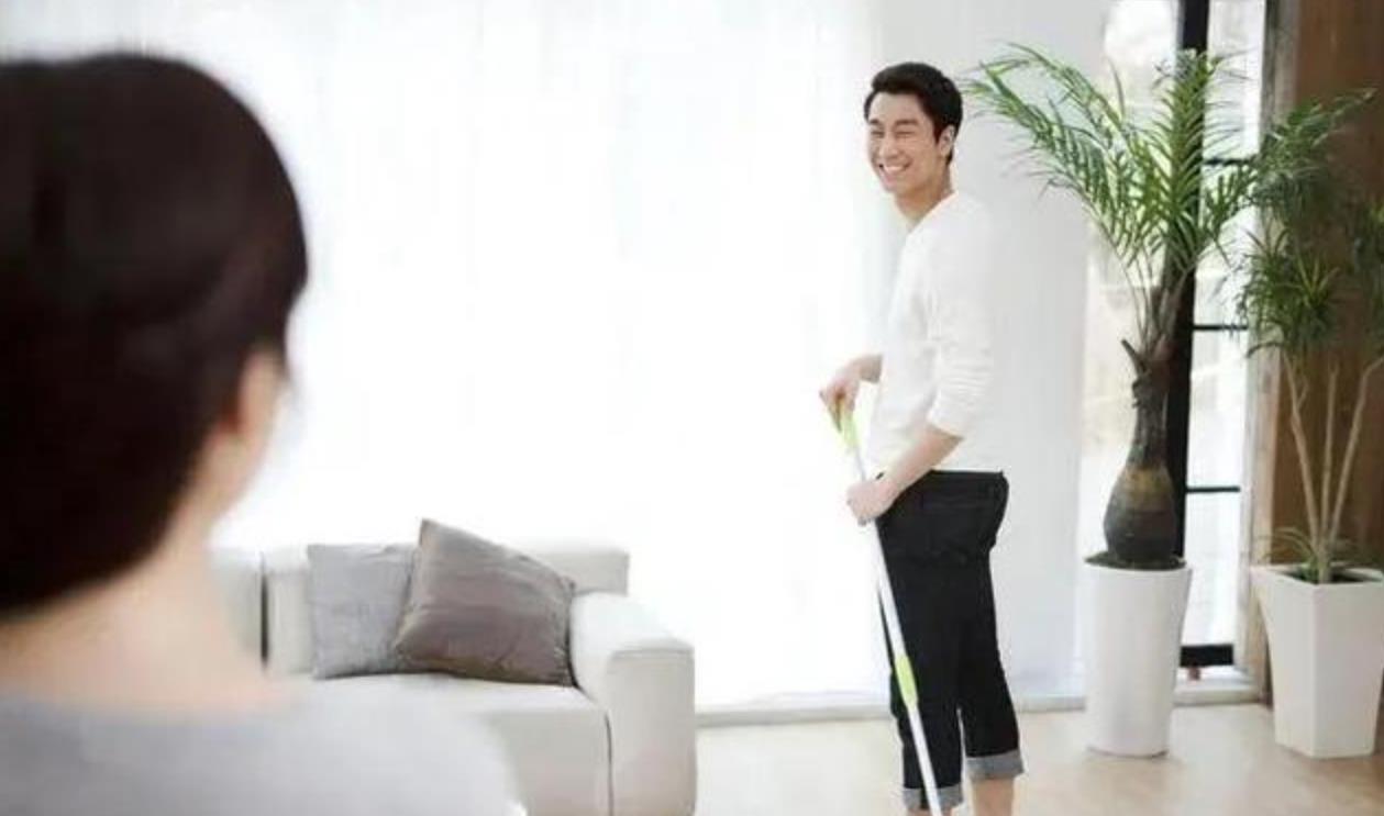 65岁大妈雇佣男保姆后,大妈:既不用生气,还可以享受生活,真好