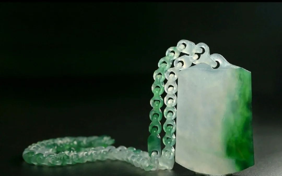 |高冰飘绿翡翠明料，玉雕师采用复杂的雕刻工艺，出来的作品提升多个层次！