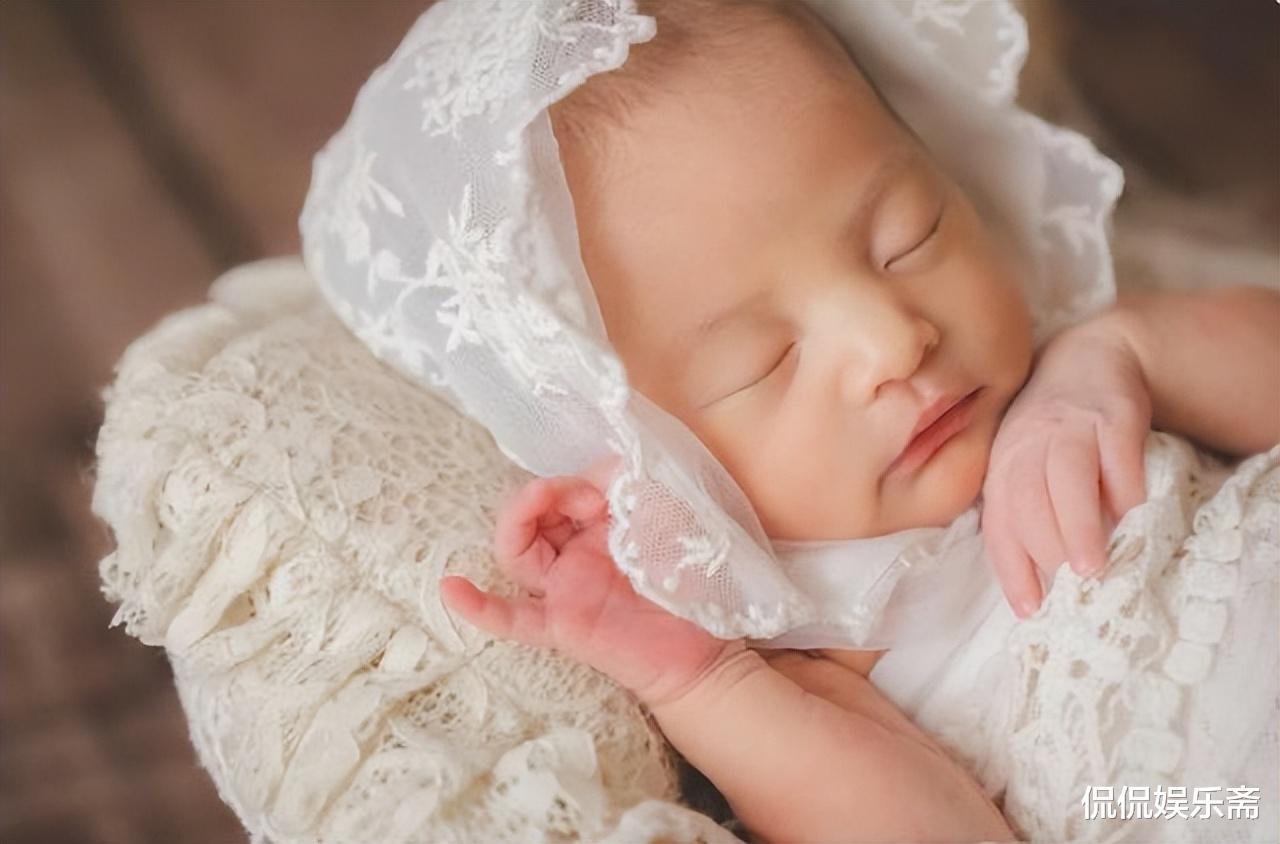 周杰伦|周杰伦三胎女儿正面照，金色头发，皮肤雪白，好看得不得了！