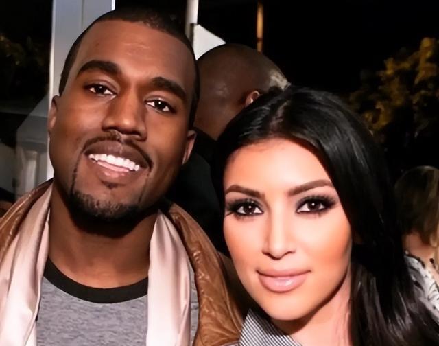 金·卡戴珊|只恋爱不结婚!金卡戴珊与小男友深夜约会,十指紧扣高调秀恩爱