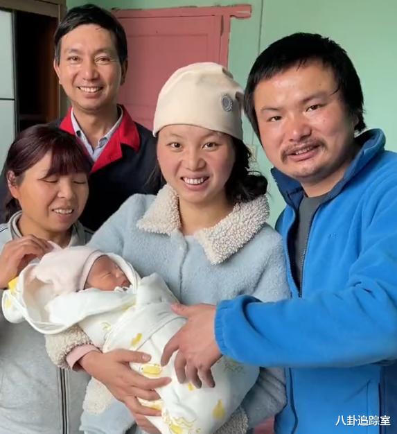 黄牛|牛爱芳夫妇又翻车?用黄牛耕地,意外暴露小腿纹身,网友:社会人