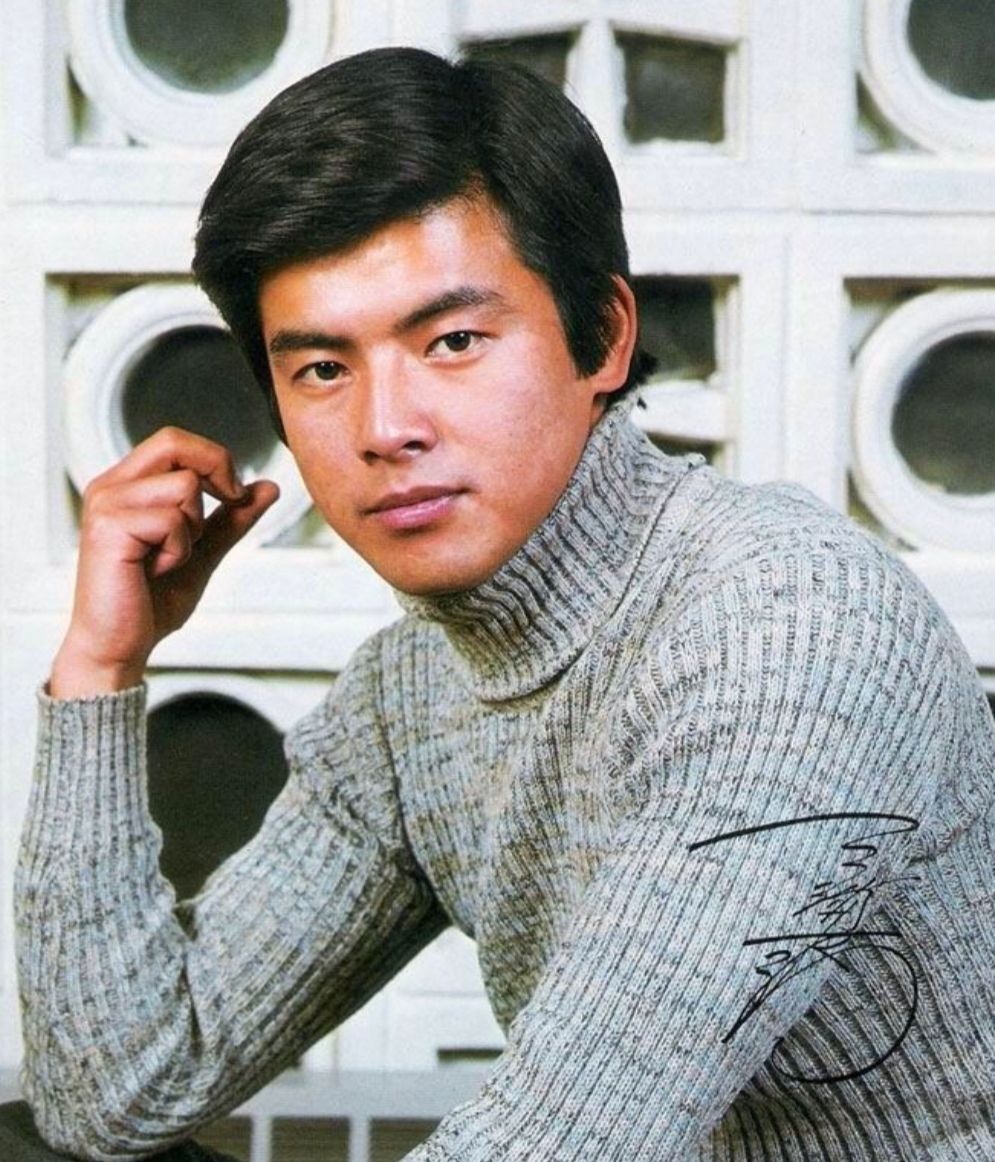 短发 三浦友和到大叔年纪更耐看，一款发型帅了30年，发腮也没油腻感