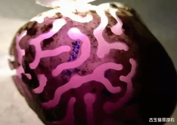 翡翠|长着青蛙绿皮的翡翠原石，帅哥花二十万拿下，竟意外开出“绝美”春带彩！