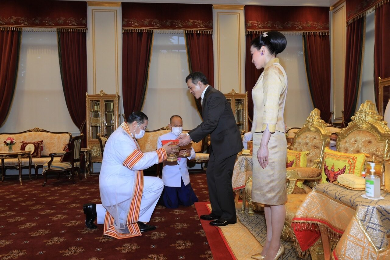 苏提达|苏提达跪着拥抱公主好卑微!讨好公主有本事,穿一身金色身材太赞