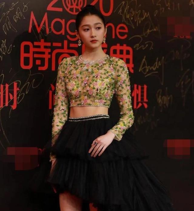 关晓彤|难怪被称为“红毯黑洞”,关晓彤的衣品审美真是让人挠头