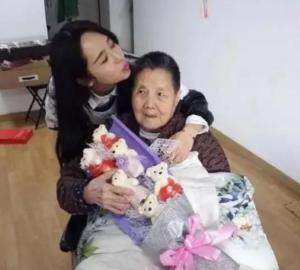 杨紫|杨紫晒美照给粉丝发福利,却被嘲P图怪,背后电视机严重变形