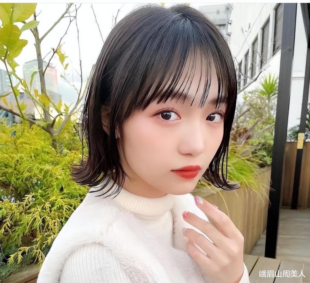 短发 女人上了年纪不适合留长发,今年流行的“挂耳烫发”,洋气又减龄
