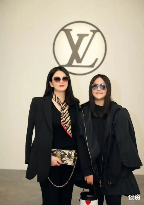 柳岩|李湘与女儿看秀，母女二人阔气十足，戴超大鸽子钻戒和170万手表