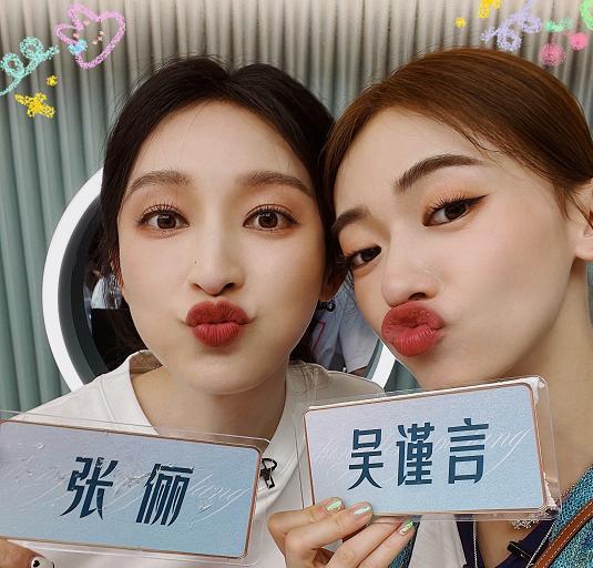 吴谨言|吴谨言晒出非主流合照,告别《乘风破浪》,31岁了还在装嫩