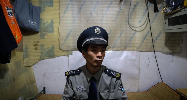 保安|安徽多地招应届生当保安，专业不限，网友：少走40年弯路