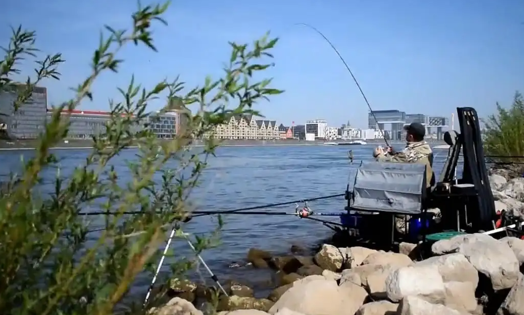 |秋天钓大鱼,怎么选钓位?选中几个点,钓得多也钓得大