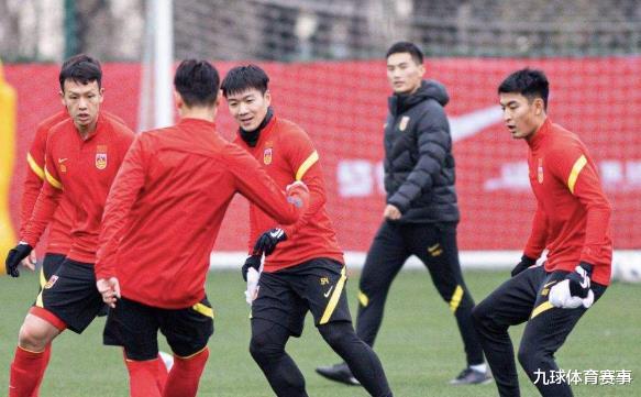国足|意外！国足对越南的最强11人浮出水面，蒿俊闵和郑铮被拿下首发
