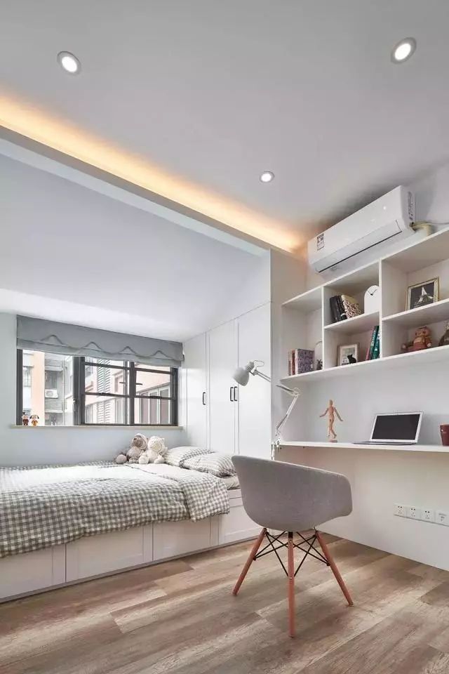 到朋友家参观，一进大门就看到一个多功能鞋柜，非常漂亮！