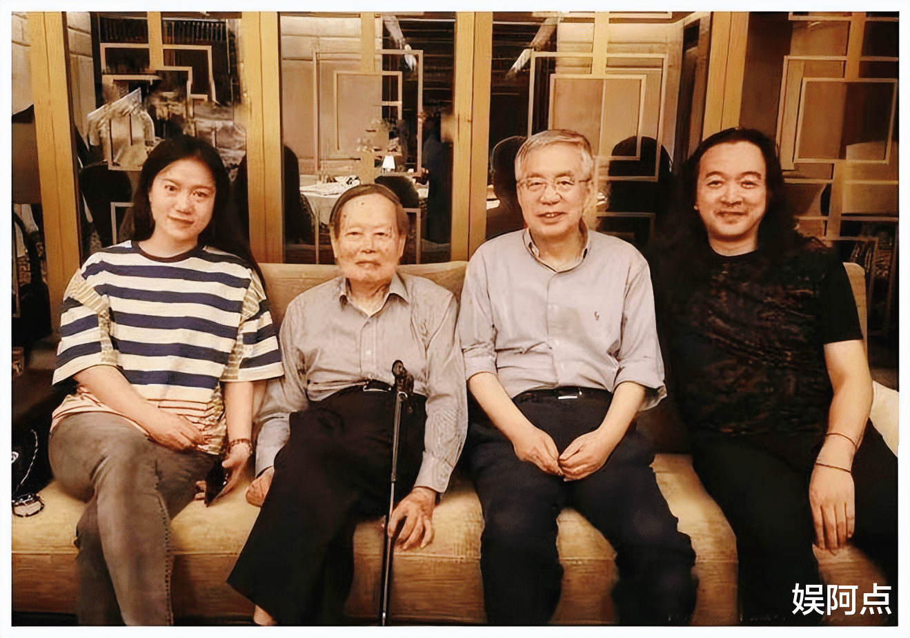 翁帆|100岁杨振宁病床照曝光，杨老工作精神惹人敬！翁帆母亲现身探望