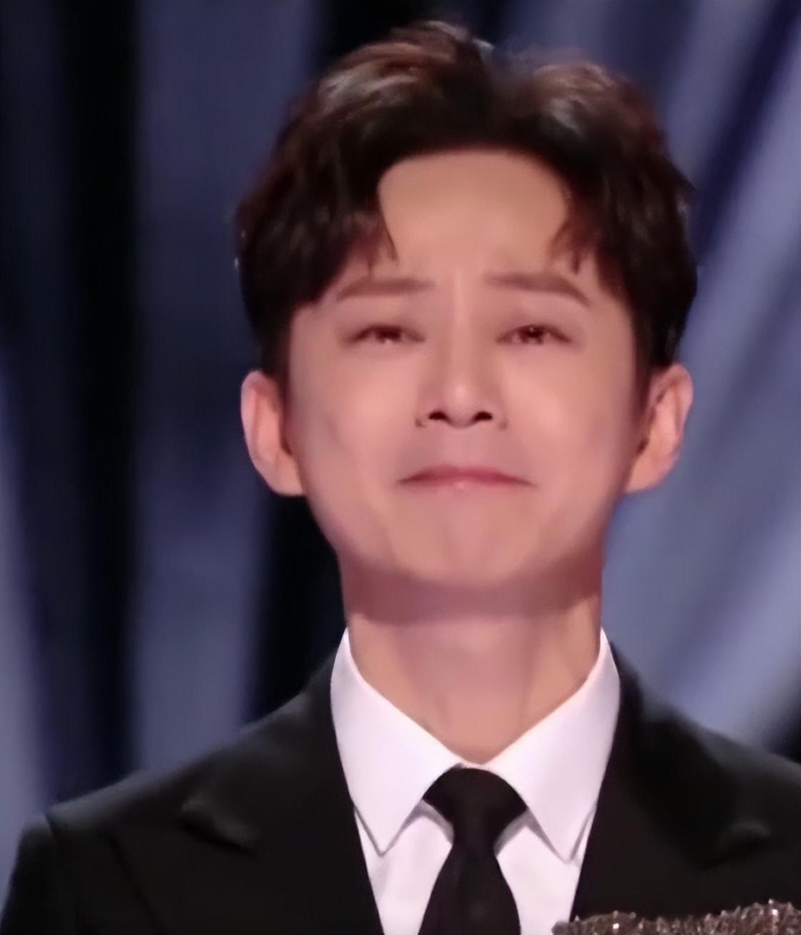 何炅|?曝何炅父亲去世,本人主持跨年晚会失控落泪,谢娜发视频隔空拥抱!