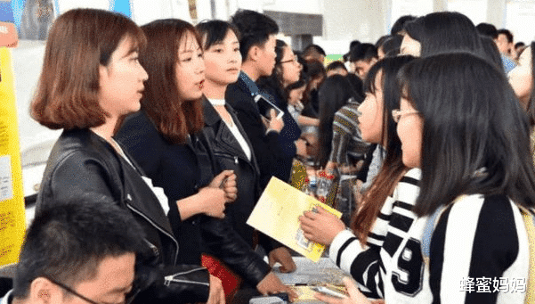 职业教育|假如有5杯水,却来了6个领导,应该怎么分?国企面试题难倒众人