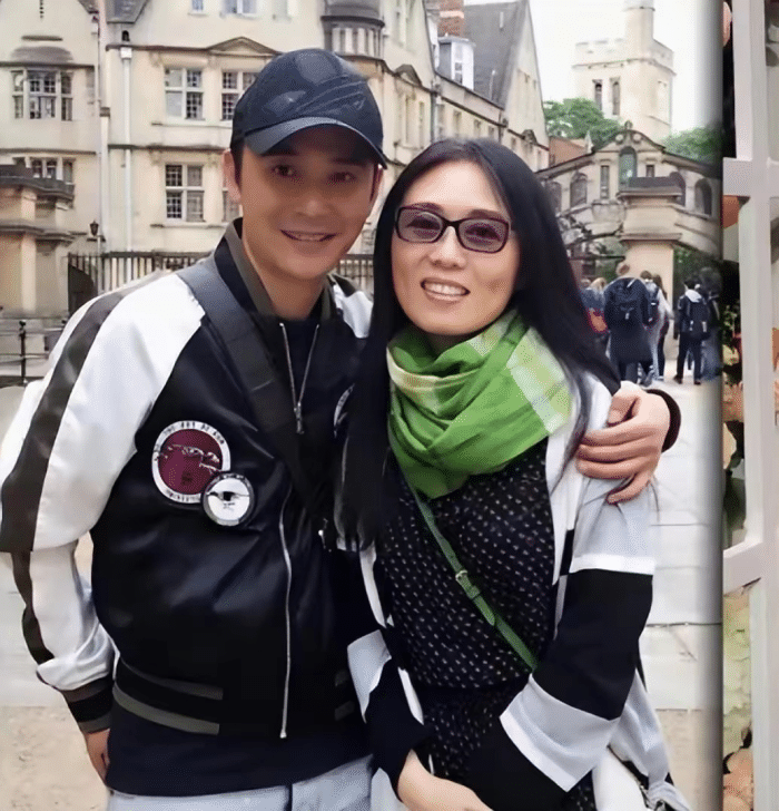 吴琼|吴琼21岁女儿罕露面!个高身材妖娆颜值五官随妈,感情好胜似亲生