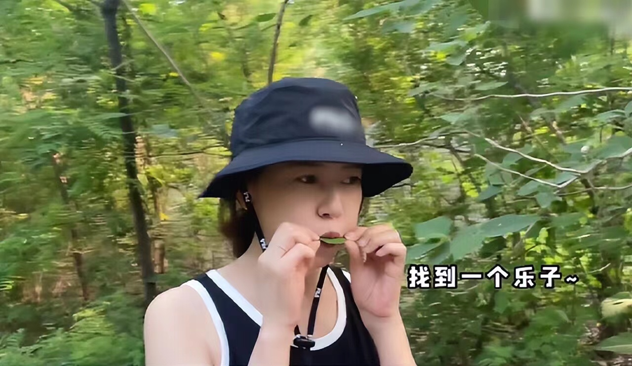 高圆圆|高圆圆穿背心短裙爬山，美腿又细又长太吸睛，素颜甜笑白得发光