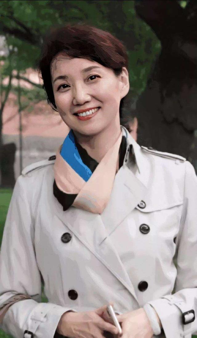 央视|“央视主播”李修平:42岁再婚娶大10岁丈夫,至今没有孩子