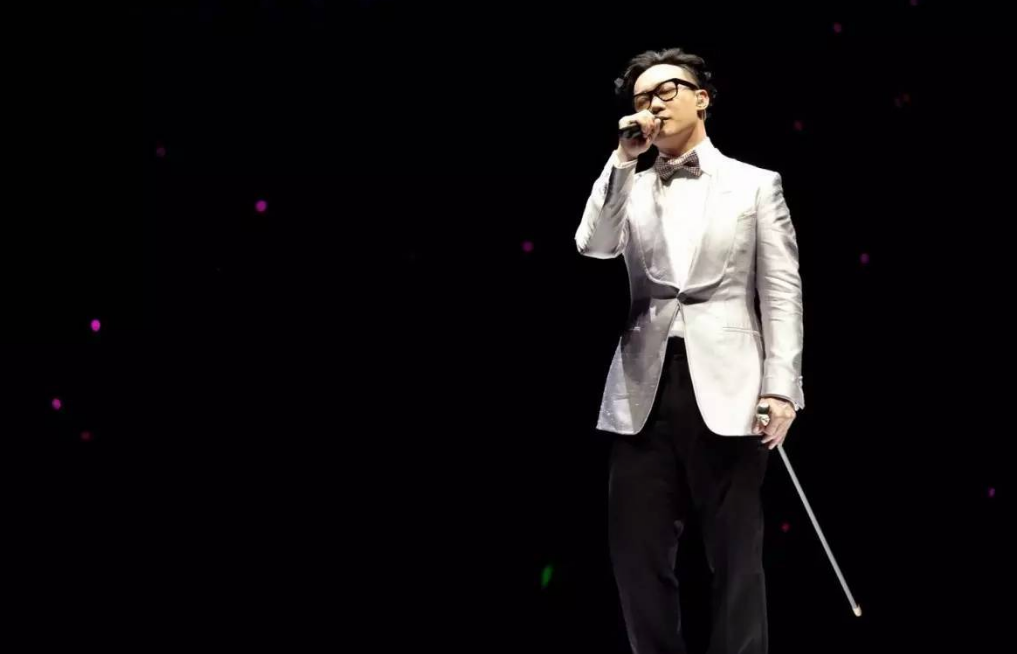 周深|陈奕迅站起来向周深致敬的那一刻，不知道那英心里是什么滋味？