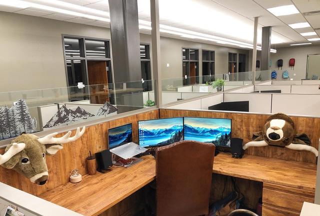 国外新员工问老板能不能装饰工位,老板同意后,万万没想到画风这么浮夸!