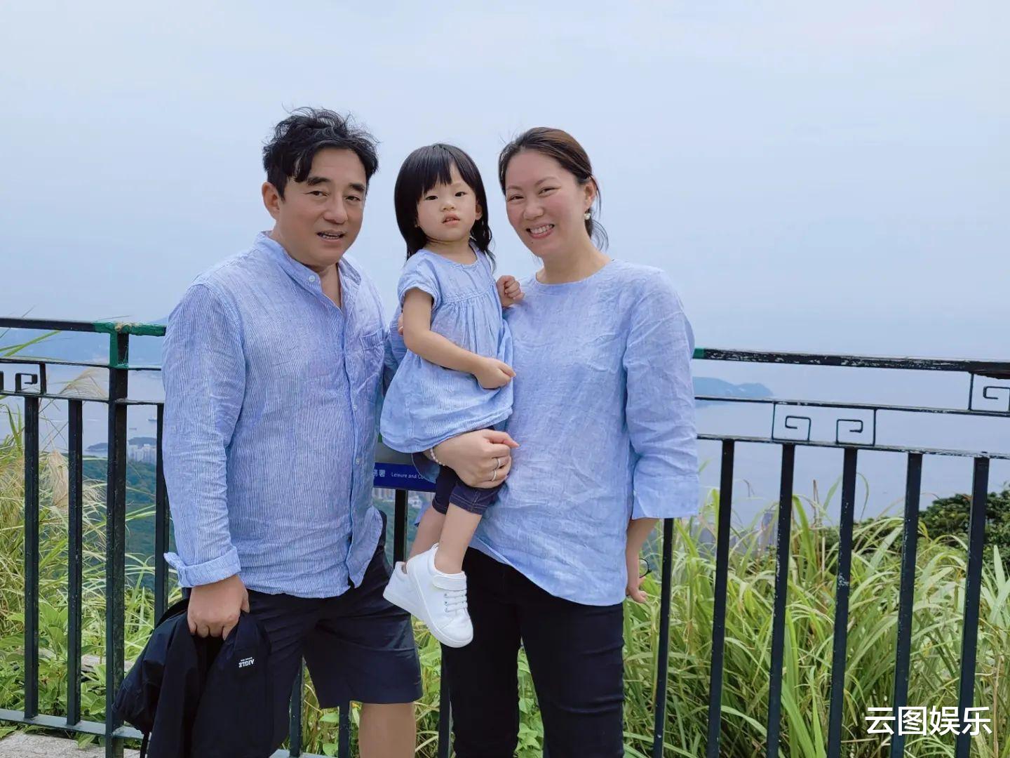 吕方|吕方携2岁女儿踏青!曾扬言不婚不育,58岁想与富婆妻子拼二胎