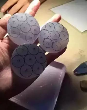 翡翠|如夜明珠般的玻璃种原石,全拿来车珠子了,100万也要打水漂!