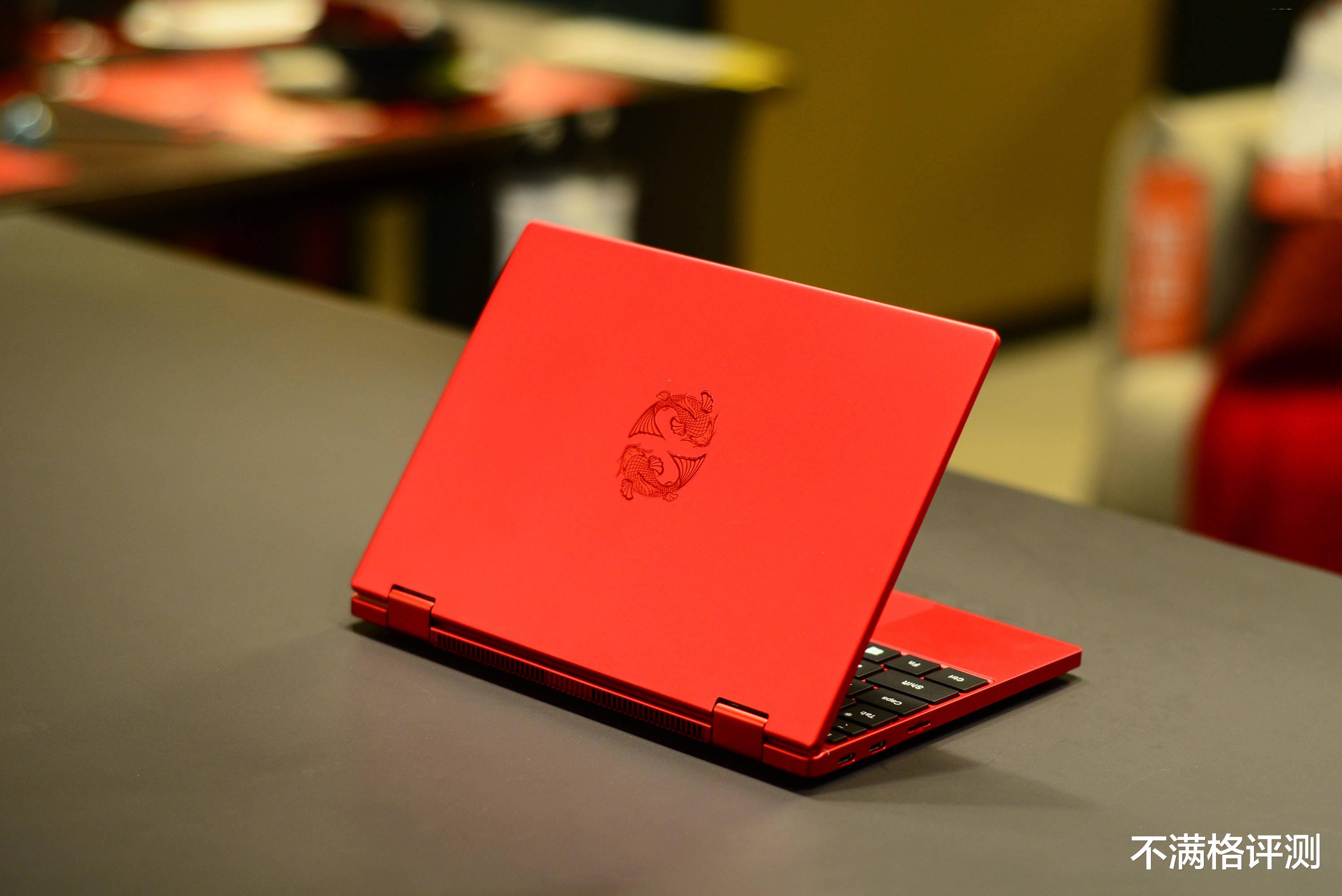 能收藏的“年货”小电脑：中国红+锦鲤设计，比A4纸还小